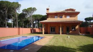 Chalet en La Barrosa. Chalet de 2 plantas  independiente en la barrosa con 1200 m2 de
