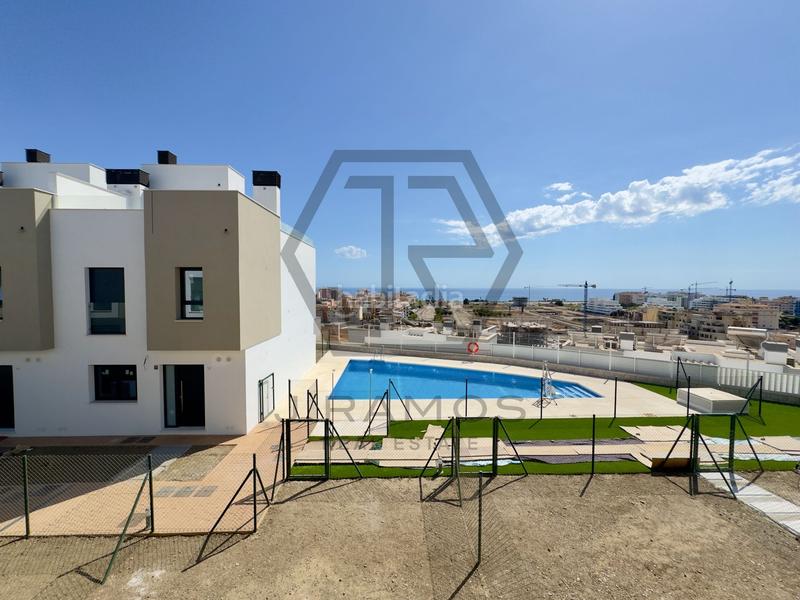 Foto 4e5e2b1d-e63a-4edf-bd42-26c40cb89a1c. Casa adossada amb calefacció piscina a Viña Málaga Torre del Mar