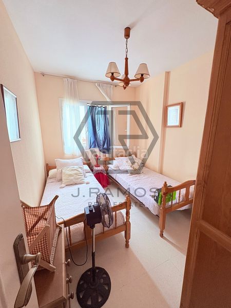 Foto e28d04ae-086c-42c3-86e9-796527334d63. Pis amb piscina a Paseo Marítimo de Levante Torre del Mar