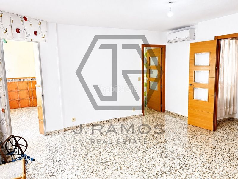 Foto f4d90fca-b218-49e3-84e1-9094ff0a76d2. Pis a Centro Torre del Mar