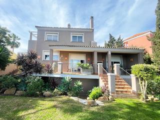 Chalet en Urbanización brisas el hacho 22. Villa moderna en primera linea de golf