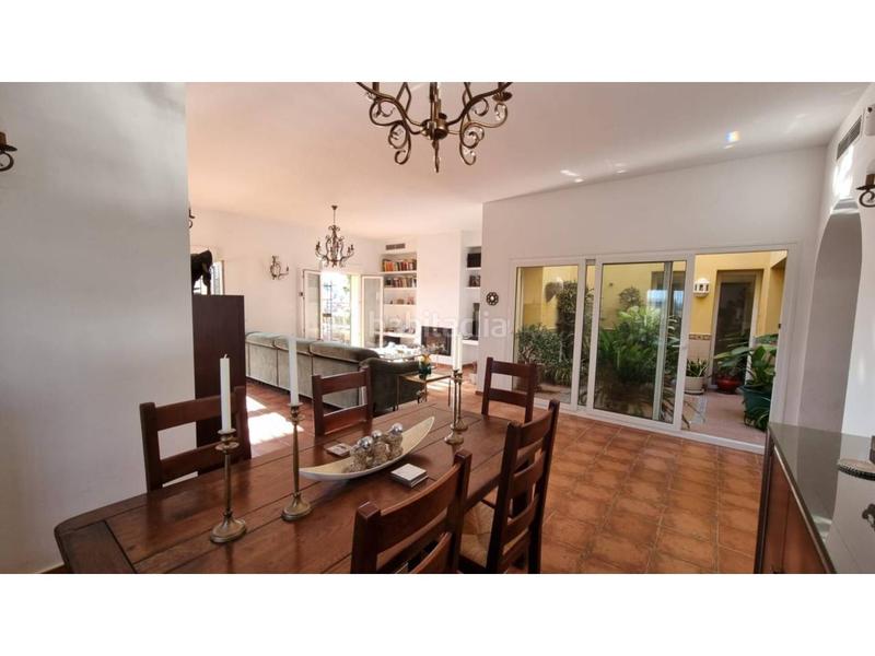 Foto bbb7355b-6b79-4d45-a6b6-0dc2f34c0294. Casa con riscaldamento parcheggio piscina in La Duquesa Manilva