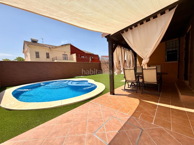 Foto 06342b6b-f7ff-4501-a0ac-41c749749307. Casa aparellada amb xemeneia aparcament piscina a Espartinas