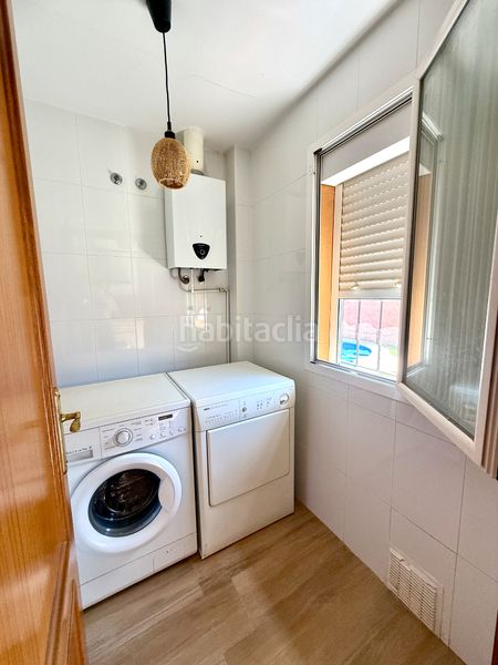 Foto 13ca8768-03a8-41e9-b9b6-a7de7a77ce63. Casa aparellada amb xemeneia aparcament piscina a Espartinas