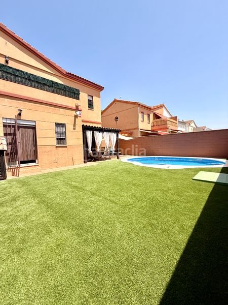 Foto 1523a0ba-af14-4ebb-8601-49089d4c6376. Casa aparellada amb xemeneia aparcament piscina a Espartinas