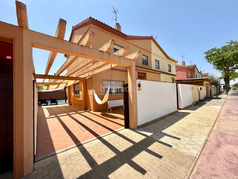 Foto 16347de1-c1dd-44a4-bd10-81fc1d6bb0f8. Casa aparellada amb xemeneia aparcament piscina a Espartinas