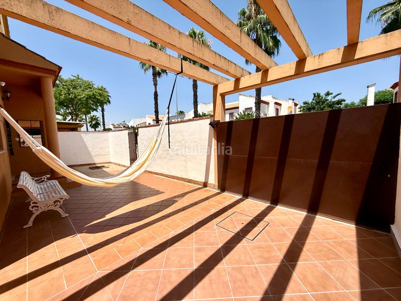 Foto 1f9eb92c-04e9-4fe4-a265-4905f469a848. Casa aparellada amb xemeneia aparcament piscina a Espartinas