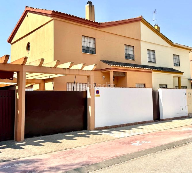 Foto 35e712f9-01eb-4662-b697-25279eed9163. Casa aparellada amb xemeneia aparcament piscina a Espartinas