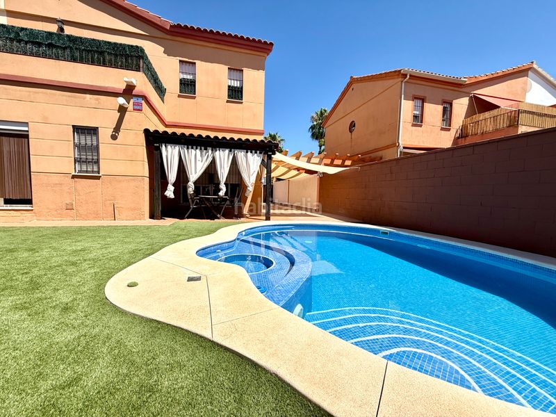 Foto 502bfb6b-a21f-410a-9da3-eb66b1fdbfee. Casa aparellada amb xemeneia aparcament piscina a Espartinas