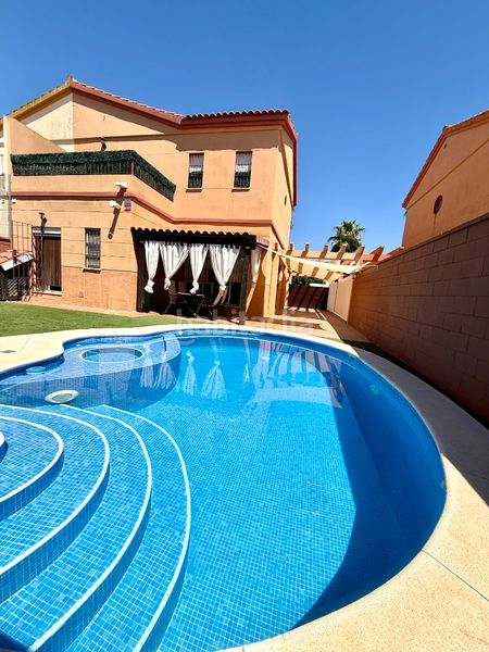 Foto 50c34073-97ca-4e10-a932-56df68d1f916. Casa aparellada amb xemeneia aparcament piscina a Espartinas
