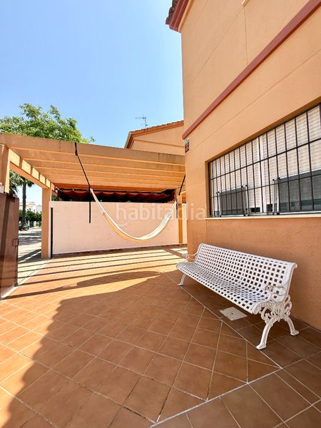 Foto 5ff38473-6463-4c8c-aa02-c4928a1dc62e. Casa aparellada amb xemeneia aparcament piscina a Espartinas