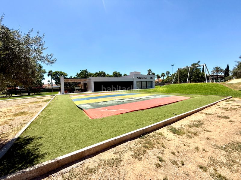 Foto d36b6607-38ed-4dae-b10f-c8d4265ff54e. Casa aparellada amb xemeneia aparcament piscina a Espartinas