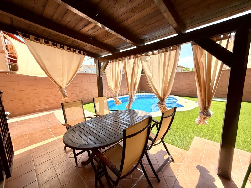 Foto db9e6580-db52-4b6f-bb52-9c140ee99cd6. Casa aparellada amb xemeneia aparcament piscina a Espartinas