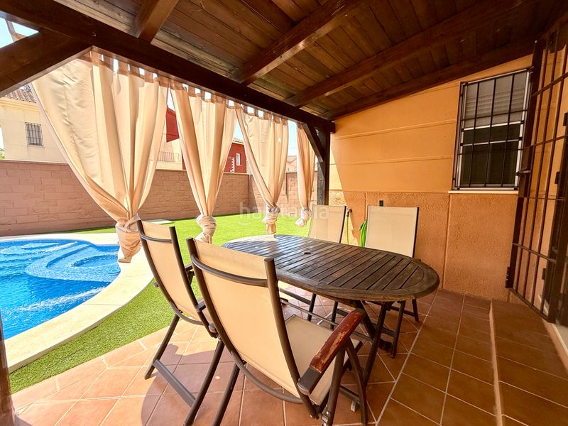 Foto e05c23b4-37cc-45a2-923a-1cf91e3b3a7a. Casa aparellada amb xemeneia aparcament piscina a Espartinas