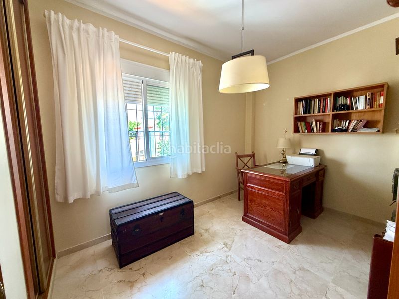 Foto f7411177-f7f9-4a80-b9fa-20dfda70ccbf. Casa aparellada amb xemeneia aparcament piscina a Espartinas