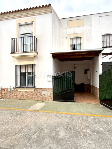 Foto 03fadd10-1851-4d02-a910-b44dd6da259d. Casa adossada amb aparcament a Bollullos de la Mitación