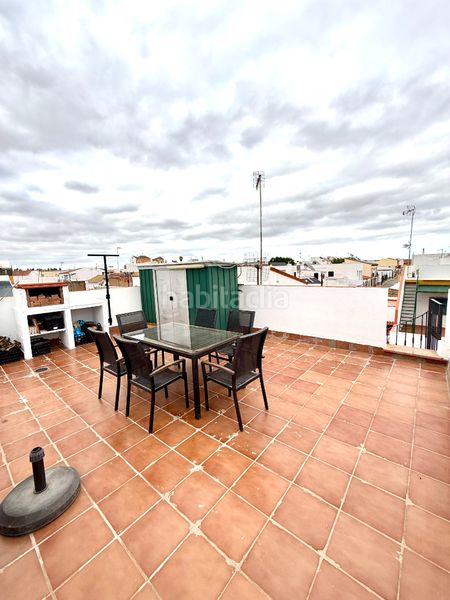 Foto a8d85a37-8b4d-497f-8e7d-44d6defbb6ae. Casa adossada amb aparcament a Bollullos de la Mitación