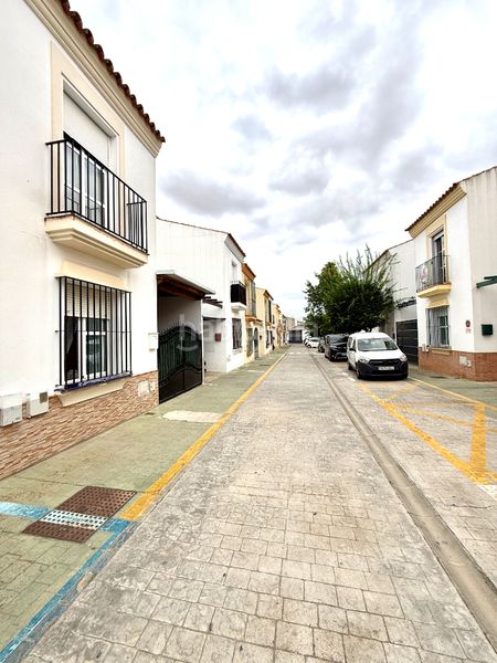 Foto f7f89434-a3fe-4b04-b61c-ea4747e2d893. Casa adossada amb aparcament a Bollullos de la Mitación