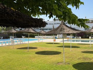 Etagenwohnung in El Juncal - Vallealto. Amplio piso de 4 dormitorios, zonas comunes, parking, y piscina