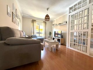 Casa adossada a Pinar Alto. Quieres un adosado en avenida de la libertad con solárium?