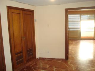 Lloguer Pis  Calle morería. Piso de 3 dormitorios con cochera junto calle moreria.
