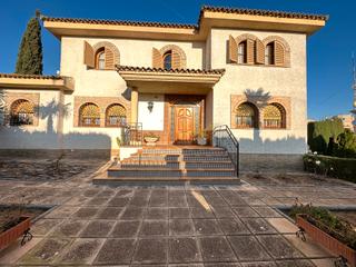 Casa  N/a. Preciosa casa aislada en linares