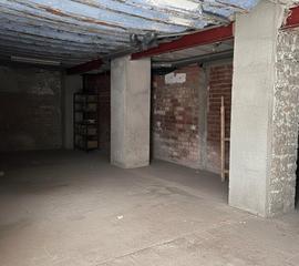 Local commercial à Úbeda. Estupendo local ideal para convertir en vivienda