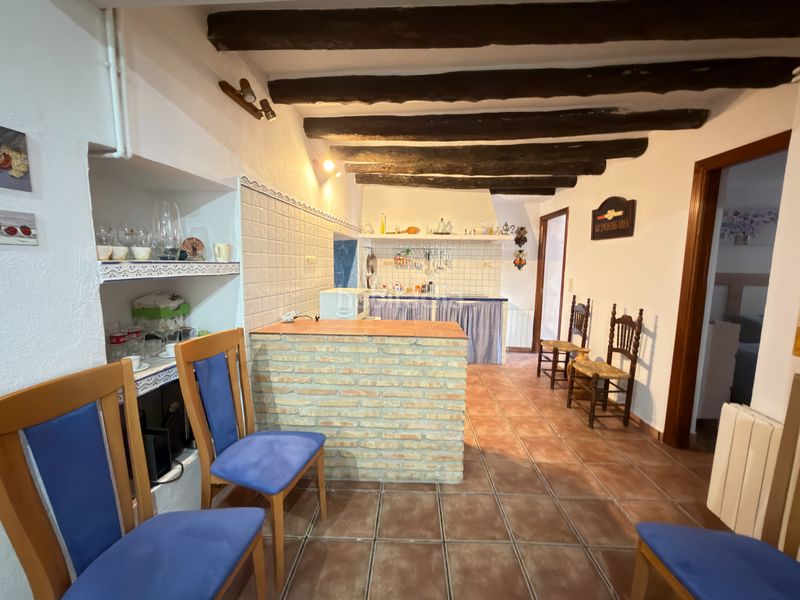 Foto 0c5350dd-71fb-47d6-85e4-53f82bfb5fc9. Casa amb xemeneia calefacció a Rus