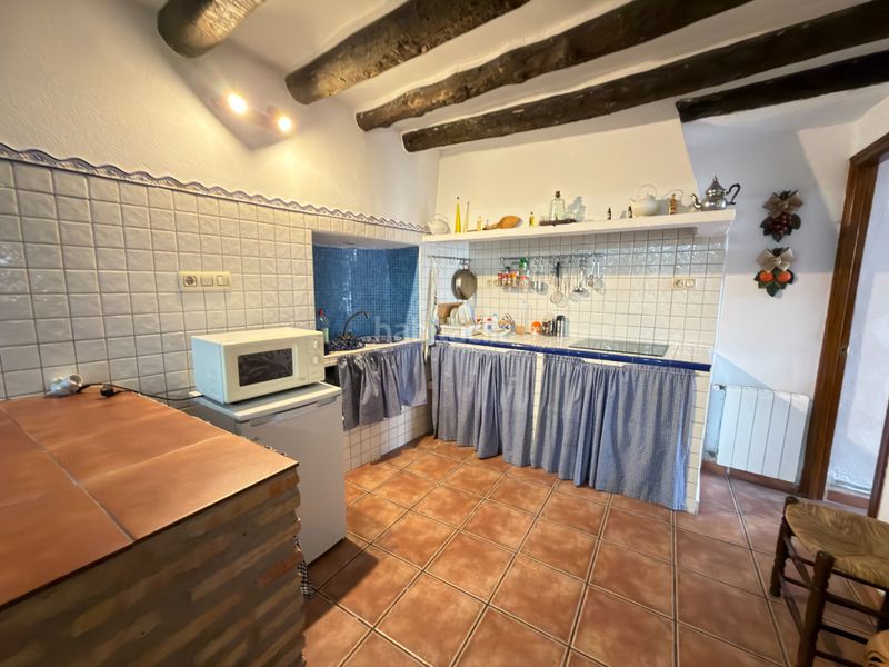 Foto aaf68627-2291-486e-a37d-154febd9dd69. Casa amb xemeneia calefacció a Rus