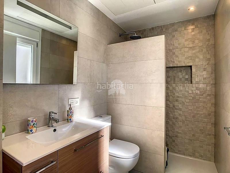 Foto 4ad551eb-d723-4c7f-8ba4-fa0879bee07c. Casa acogedora casa unifamiliar con ascensor en el Centro con piscina privada en Estepona