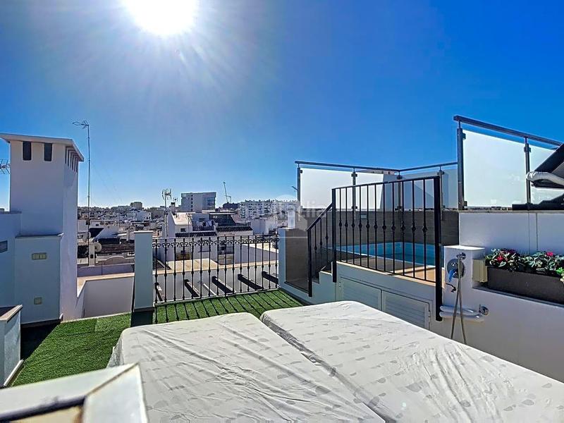 Foto cbc1d748-8f48-4b1c-aecf-40f16bacf2e7. Casa acogedora casa unifamiliar con ascensor en el Centro con piscina privada en Estepona