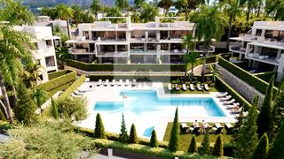 Planta baja en Guadalobón. Espectacular bajo con jardin en estepona