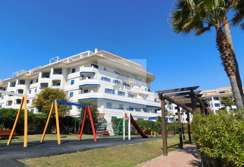 Foto 559e0dad-0d0f-4d68-95e0-2224ea3c096e. Alquiler ático alquiler de temporada escolar, edificio primera linea de playa en Manilva