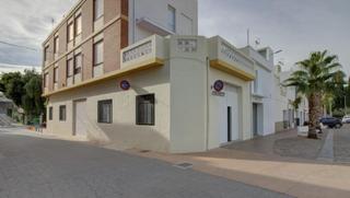 Location Local commercial à Calle cisterna 24. Estupendo local en la plaza del mercado en almenara