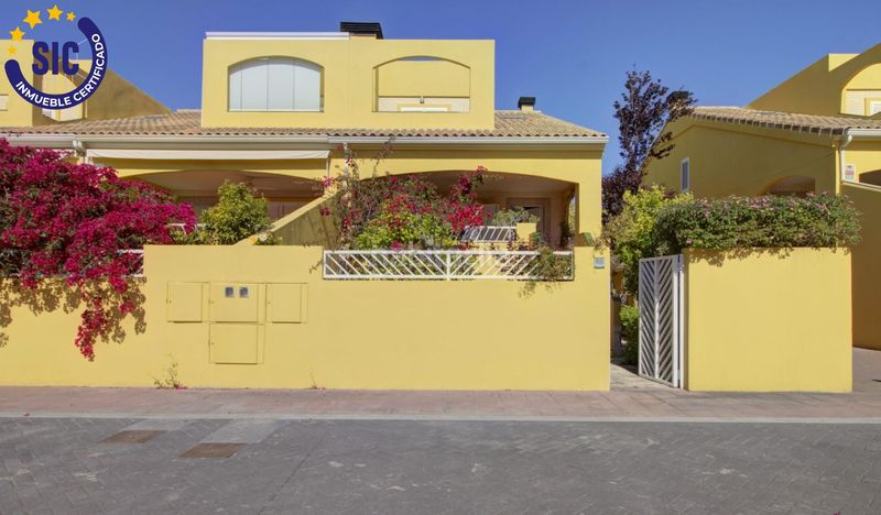 Foto 1b9438d3-4164-4690-96d9-b43961a85f6c. Casa adossada amb calefacció aparcament piscina a Sagunt