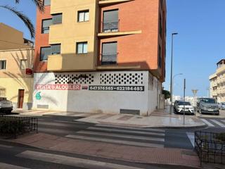 Affitto Locale commerciale  Roquetas. Alquiler de local comercial esquinero en avenida de roquetas de