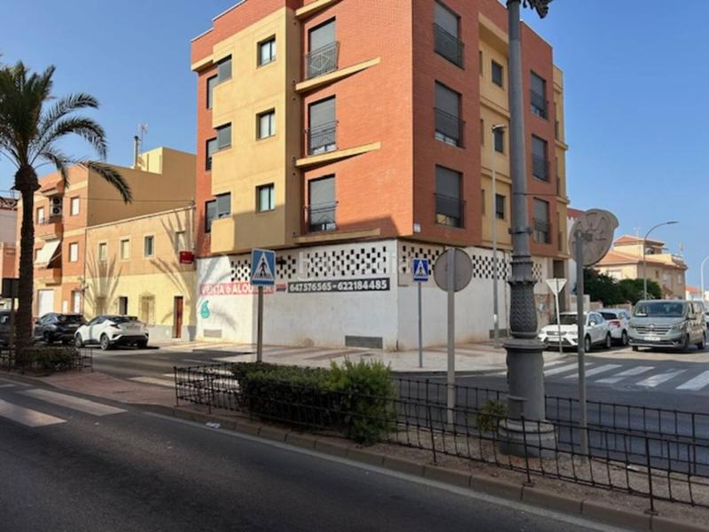 Foto 5ddf3b6b-6696-40ae-9e92-0c13d8220013. Alquiler local comercial alquiler de local comercial esquinero en avenida en Roquetas de Mar