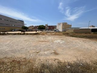 Fondo rustico in Roquetas pueblo. Venta de solar urbanizado en roquetas de mar, urbanización de ro