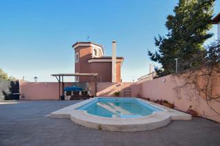 Chalet à Camino de albarrate 13. Gran chalet con piscina en urbanización de albolote
