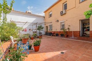 Casa a Calle huerta de belén 6. Preciosa casa con gran patio en el centro de ogíjares