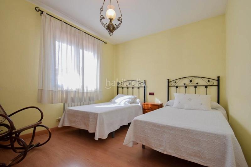 Foto c2cc3513-56a8-45a0-bb8f-ad94fb453230. Chalet en calle alhelíes 3 chalet con dos viviendas en el ventorrillo en Cúllar Vega