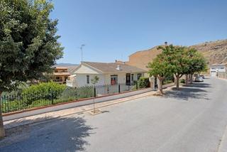 Chalet  Calle angustias 80. Chalet con gran jardín en padul