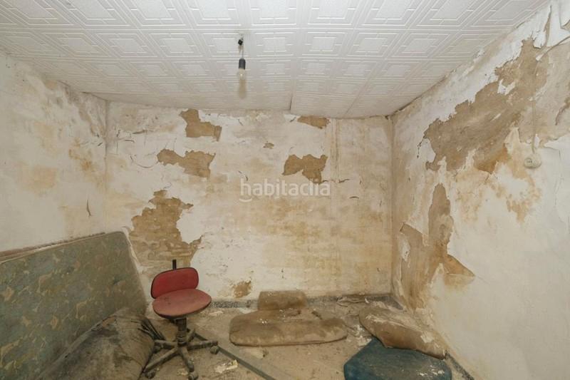 Foto 9452e7c9-f6f4-4bf7-ac52-4cc8ec705174. Casa en calle angosta 7 casa con terraza para reformar en Padul