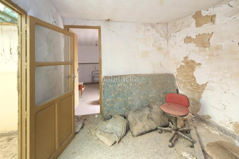 Foto b2ea6e94-4c0e-4002-aa1b-55e21653fa8b. Casa en calle angosta 7 casa con terraza para reformar en Padul