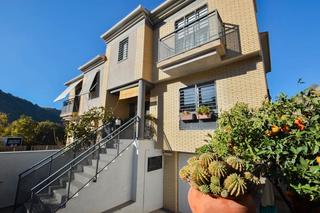Casa bifamiliare in Calle la iruela 3. Casa pareada con parcela de 250 m2 en granada