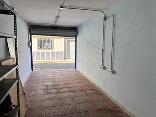 Local Comercial a Calle panamá 5. Local-garaje con aseo en el centro de maracena