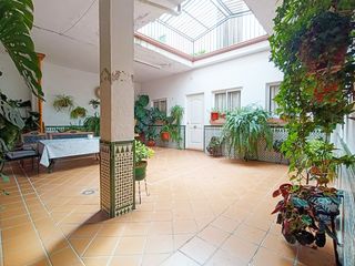 Casa  Ronda de belén 1. Gran casa con patio y terraza en santa fe
