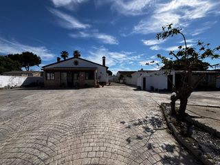 Chalet in Núcleo urbano. Chalet rústico y segregado a la venta en pago melilla