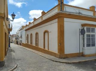 Casa a El Carmen. Gran casa para reformar en el centro de san fernando