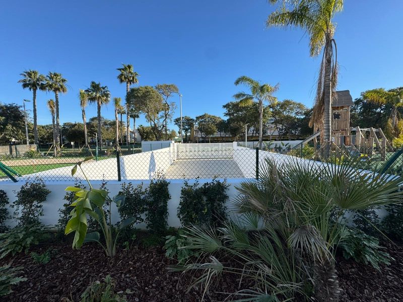 Foto 959c45df-7b51-4a1c-a44b-8c6f022deda2. Apartament amb aparcament piscina a Las Tres Piedras - Costa Ballena Chipiona